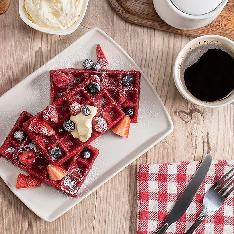 Waffles red velvet con frutos rojos