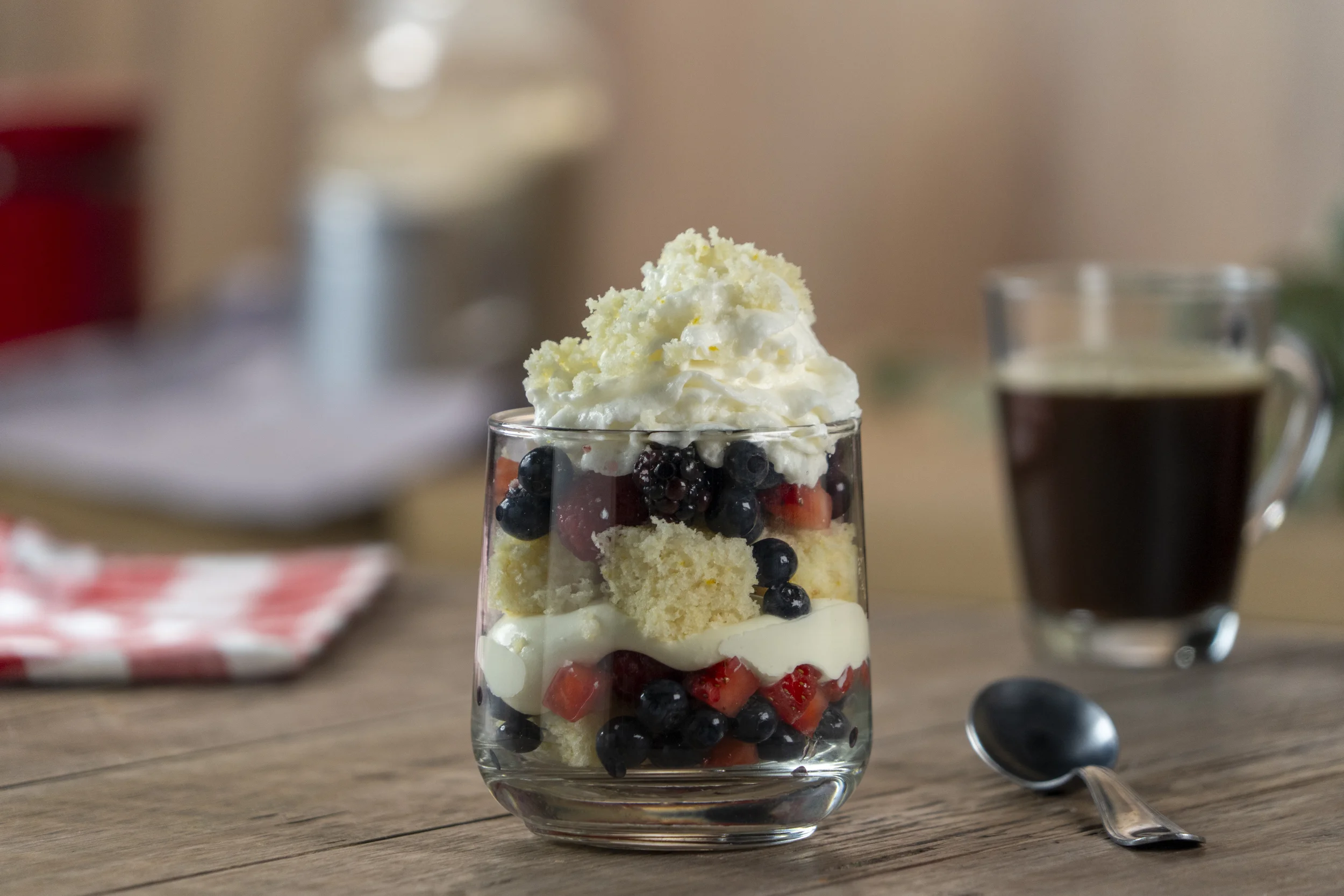 Pastel de frutas en vaso